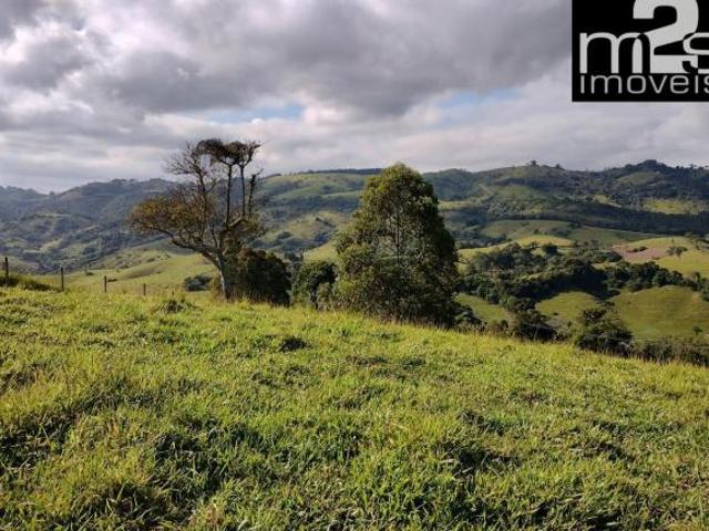 Linda Vista das Montanhas, Próximo ao Asfalto, Topografia Leve e Clima Frio