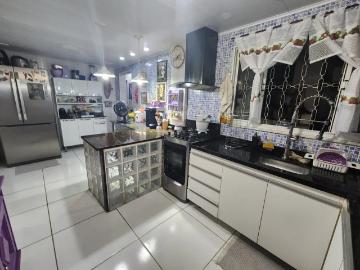 Linda cada linear com quintal e terraço em condomínio fechado