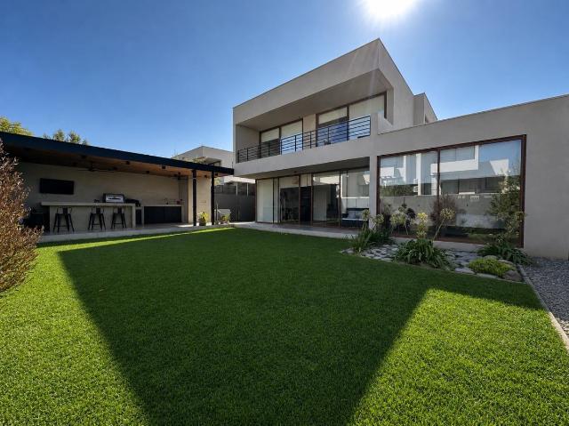 LINDA CASA MEDITERRÁNEA EN CONDOMINIO CHICUREO NORTE