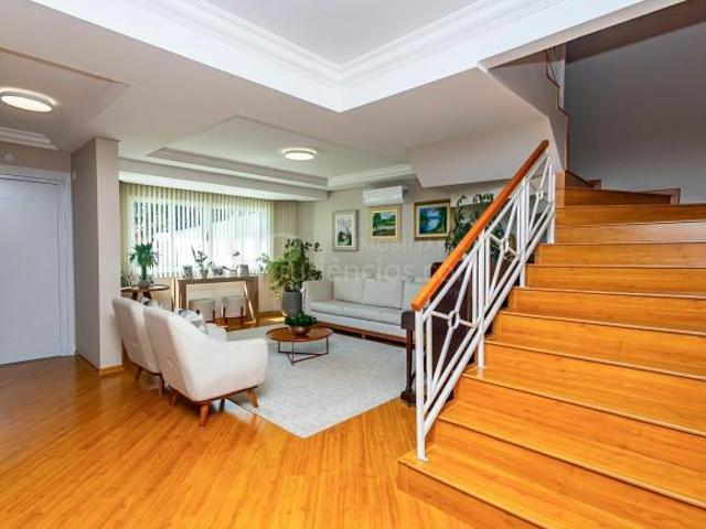 Linda casa na melhor regiao do Ahu, 466m2 privativos. 4 suites