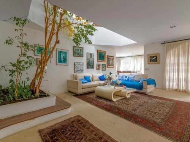 LINDA CASA NA CIDADE JARDIM próxima à Praça Alfredo Volpi Rua das Malvas 230. A casa possui 4 suítes