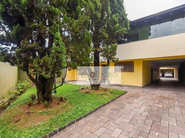 LINDA CASA NO AHU ESPAÇOSA E BEM LOCALIZADA