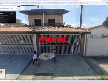 linda casa no coracao do bairro