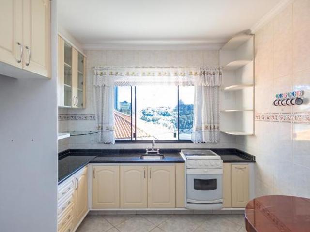 Linda casa no Ecoville, 3 quartos com quintal e elevador