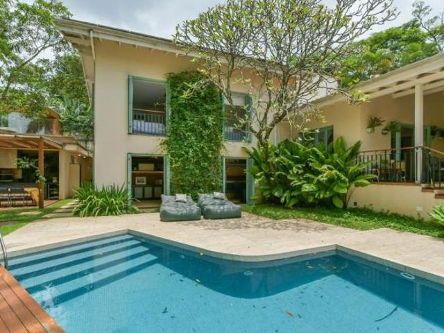 Linda casa no Jardim Guedala com terreno de 746m² / lazer privativo
