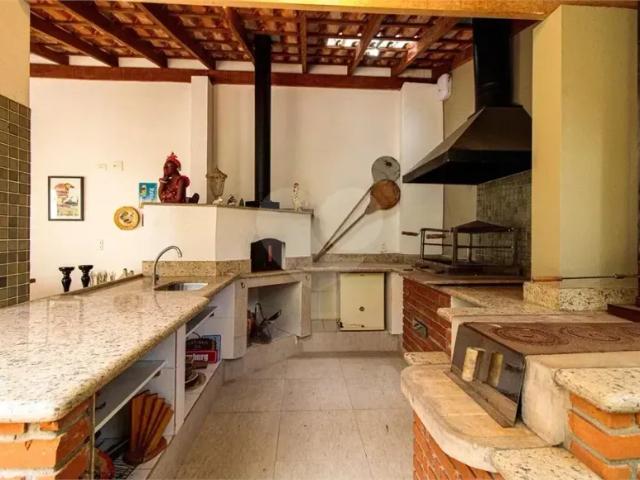 Linda casa no pacaembu, com um jardim de inverno maravilhoso