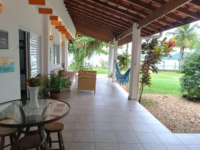 Linda casa avarandada, pé na areia, com 5 dormitórios e espaço gourmet na praia da Enseada em Ubatub