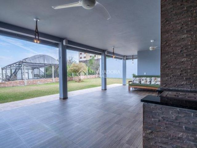 Linda casa à venda em Dois Irmãos, no Centro, com 256,00 m² de área privativa