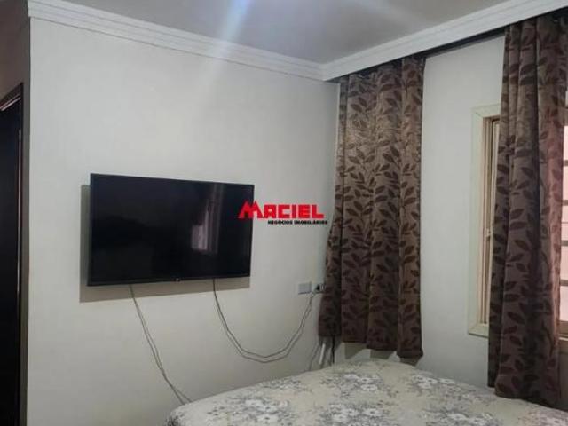 LINDA CASA ACIMA DO NÍVEL DA RUA, NA AVENIDA PRINCIPAL DO JD SANTA INÊS I