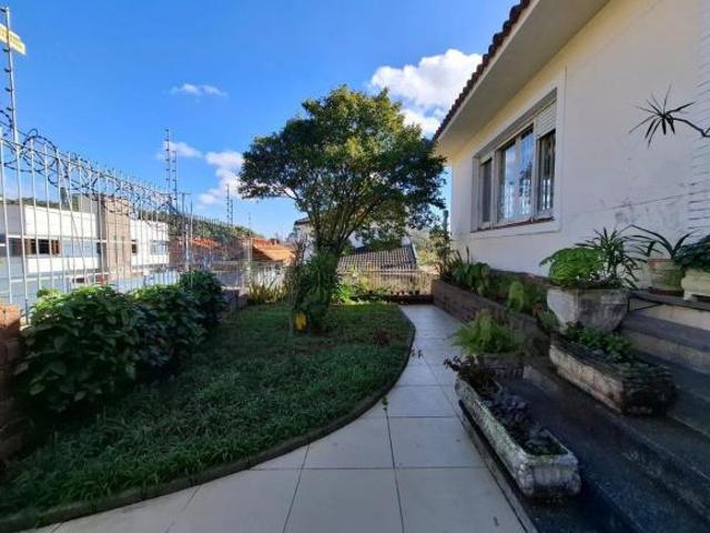Linda casa Ampla internamente e terreno