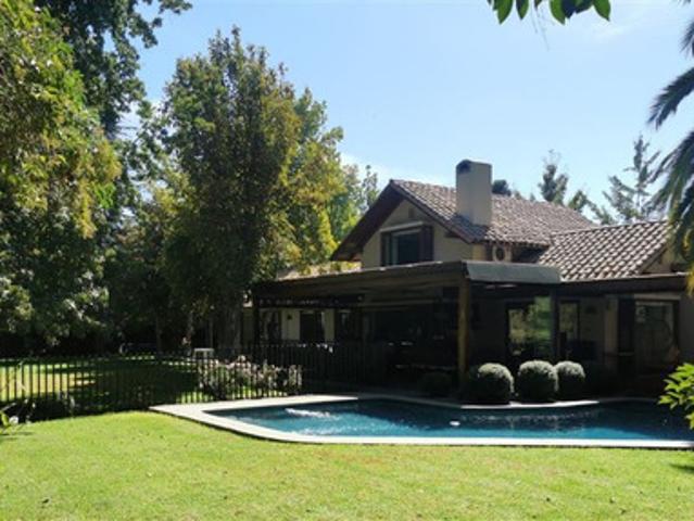LINDA CASA CHILENA DE 4 DORM. EN LAS BRISAS DE CHICUREO