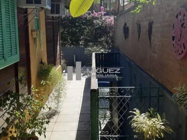 Linda Casa Colonial à venda com 4 Quartos sendo 1 suite 2 vagas, 180m² com piscina e churrasqueira