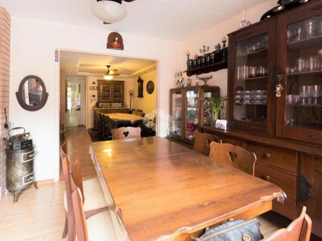 Linda casa com 4 dormitórios na Hípica
