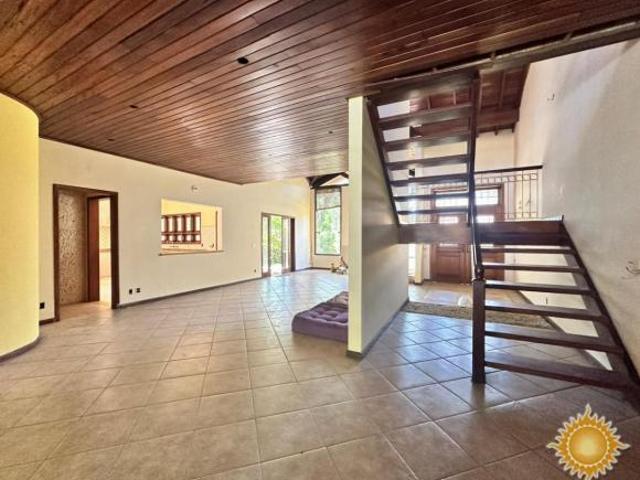 Linda casa com 4 suítes, terreno de 1.025 m² muito próximo da praia !