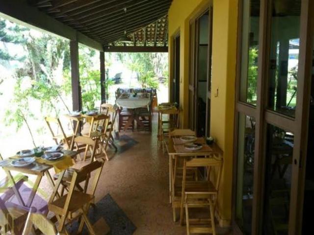 Linda casa com terreno plano de frente para o mar