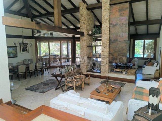 Linda casa com vista para represa em condomínio de luxo!