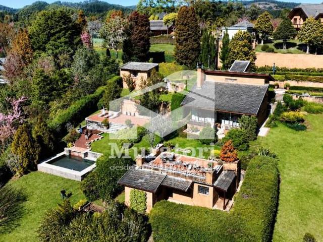 Linda casa com ampla área de terreno