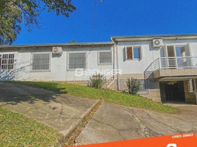 LINDA CASA COM EXCELENTE ÁREA VERDE