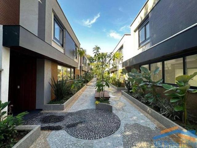 Linda Casa com Piscina no Condomínio Venezia Alto da Boa Vista/SP