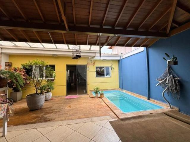 Linda casa com piscina e 4 dormitórios R$ 695.000,00