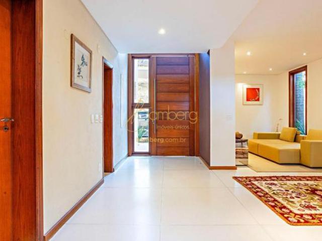 Linda casa com piscina e jardim, na melhor localização do Jardim dos Estados / Alto da Boa Vista!