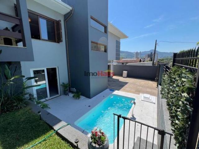 Linda casa com piscina em Igrejinha disponível para venda