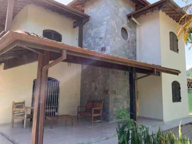 Linda casa com piscina localização estratégica!
