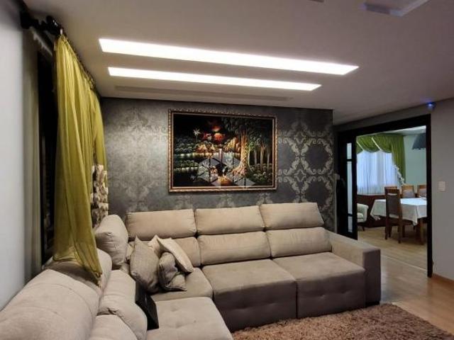 Linda casa com quatro dormitórios, quiosque, piscina em Farroupilha