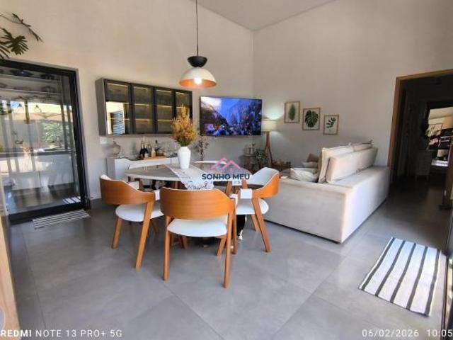 Linda casa, com sala tv, jantar, cozinha planejada, área gourmet com churrasqueira, fogao a lenha, p
