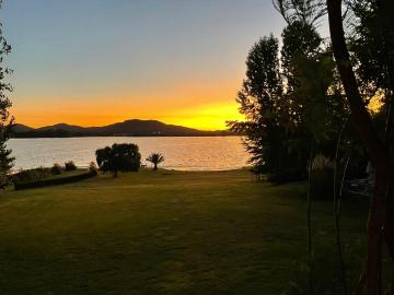 LINDA CASA CON ORILLA LAGO RAPEL
