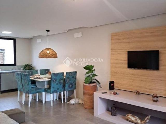 Linda casa de alto padrão com 2 suítes à venda na Vila Ipiranga em Porto Alegre com 131,93 m² de áre