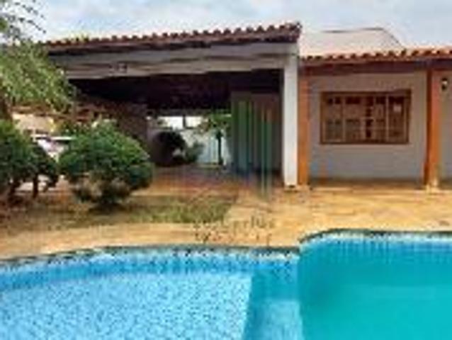 Linda casa de alto padrão com 3 dormitórios, sendo 1 suíte, com piscina e churrasqueira, em excelente localização no bairro Planalto Paraíso São Carlos imóveis