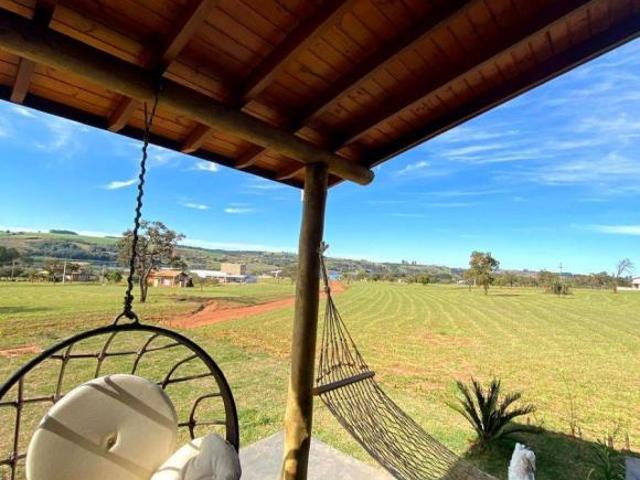 Linda casa de campo à venda, em condomínio fechado, com vista para a represa, toda mobiliada!