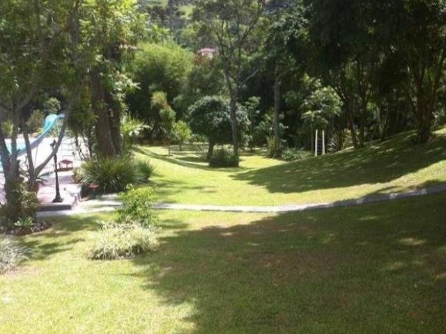 Linda casa de campo, com 04 quartos e área de lazer completa em Itamonte MG