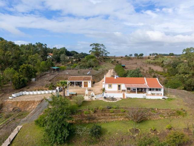 Linda Casa de Campo T2 em localização tranquila S.Teotónio. 111m² São Teotónio