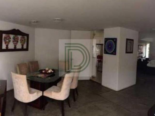 Linda casa de 5 dormitórios, com 1 suíte, com piscina e guarita na porta