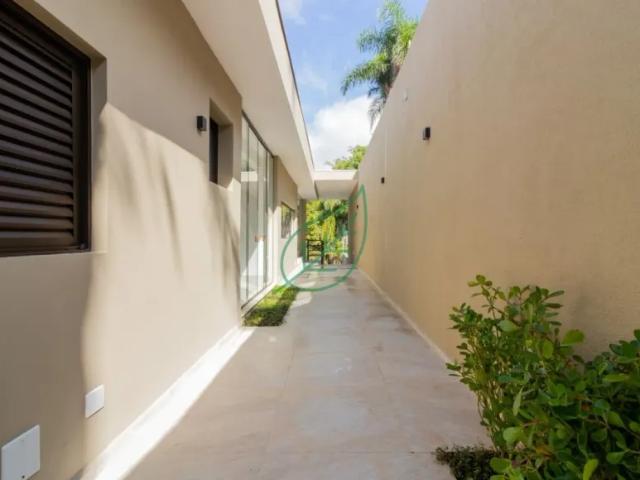 Linda casa de 5 suítes a venda no Jardim Guedala, 4 vagas de garagem e piscina