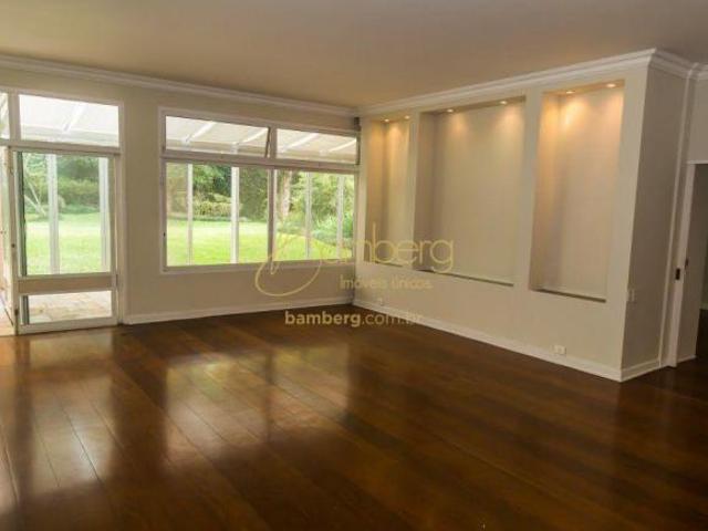 Linda casa de 820 m² útil com 5 dormitórios no Real Parque