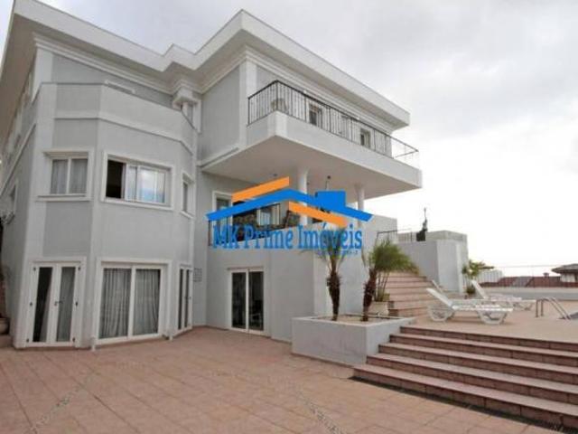 Linda Casa em Alphaville Charmosa e com Espaços Generosos!