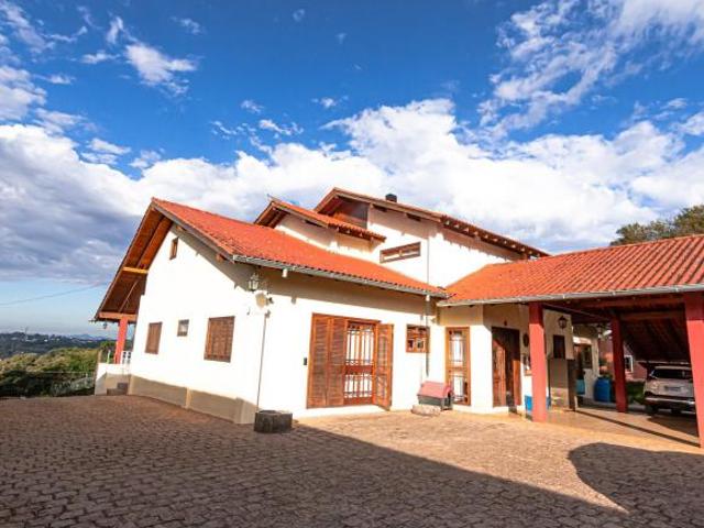 Linda casa em amplo terreno em Almirante Tamandaré!