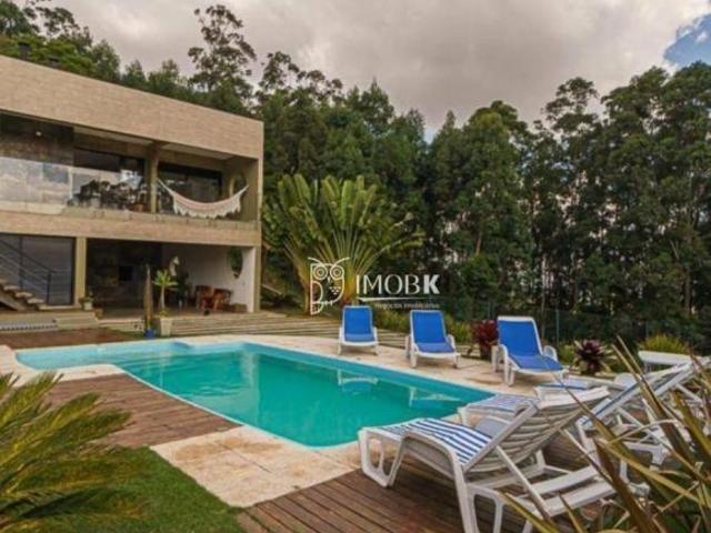 Linda casa em condominio, 4 dormitorios em terrreno de 1.000m2