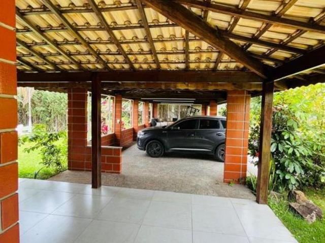 Linda casa em condomínio com amplo terreno, 3 suítes e piscina PORTEIRA FECHADA