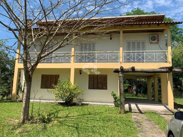 Linda casa em condomínio com terreno muito grande!