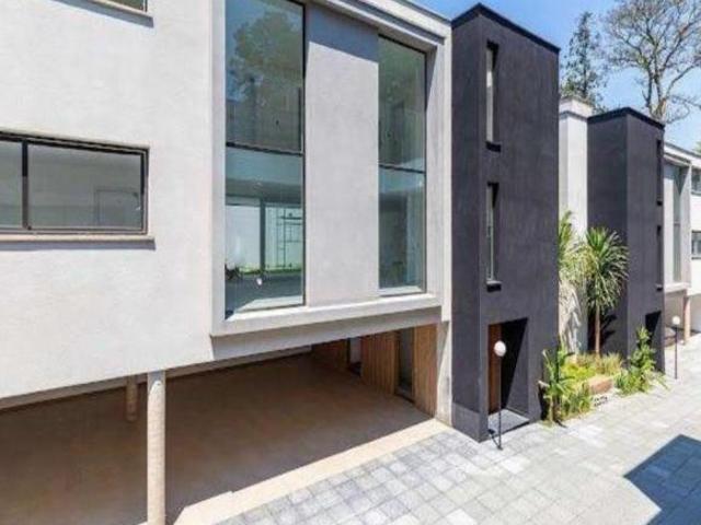 Linda Casa em Condomínio à Venda em São Paulo SP 4 Quartos, 4 Suítes, 6 Banhei