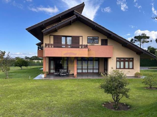 Linda casa em condomínio no Centro de Pinhais com 2.133,59 m² de terreno
