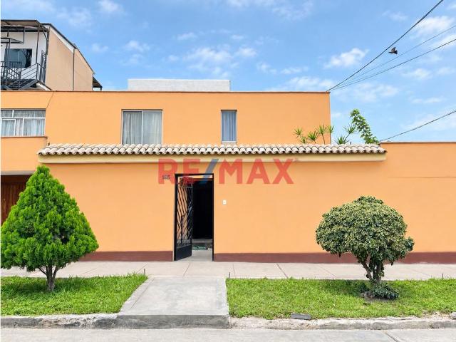 Linda Casa En Esquina, Calle Murcia Con Calle Logroño, Surco