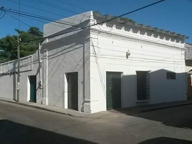 LINDA CASA EN ESQUINA A USO COMERCIAL EN VENTA/RENTA CIUDAD DEL CARMEN IVC 2438