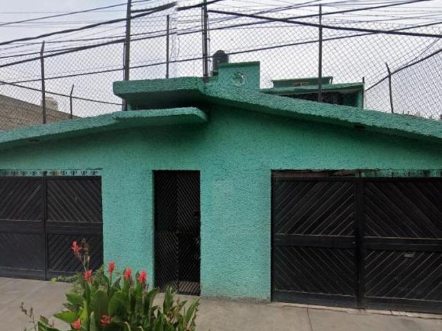 ¡Linda casa en remate bancario con 194 m² de terreno y 3 habitaciones en venta en Iztapalapa!