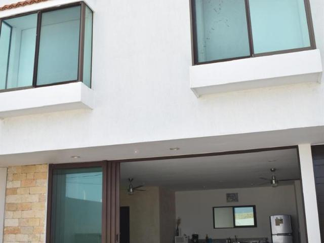 LINDA CASA EN RENTA DE 2 PISOS A 2 CUADRAS DE LA PLAYA