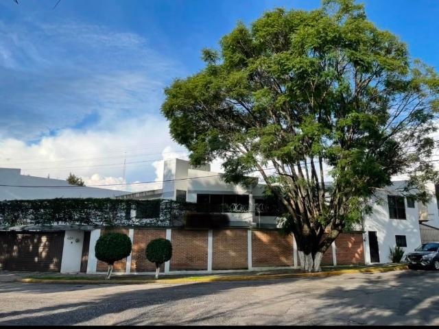 LINDA CASA EN RENTA EN LOMAS DEL MARMOL